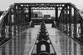 黑白风格港口码头局部摄影图片